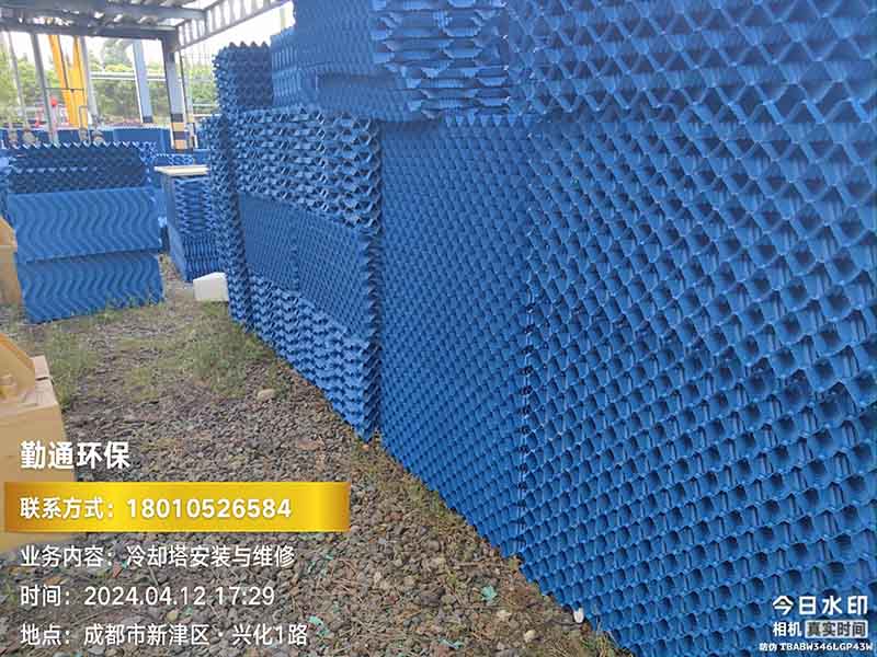 四川新津1600T逆流方形冷却塔S波填料更换现场