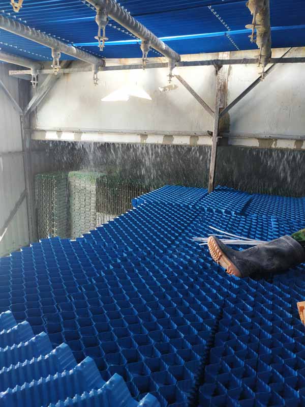 冷却塔维修中填料更换需